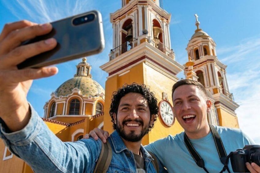 Två personer tar en selfie med en historisk byggnad i bakgrunden, och byggnaden har kupoler och klocktorn. 4