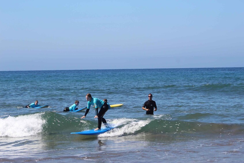 Mensen surfen op een rustige oceaan met heldere lucht. 4