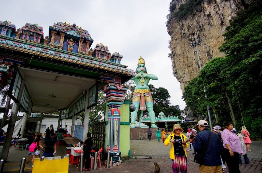 Full-Day City Tour with Petronas Twin Towers & Batu Caves 2