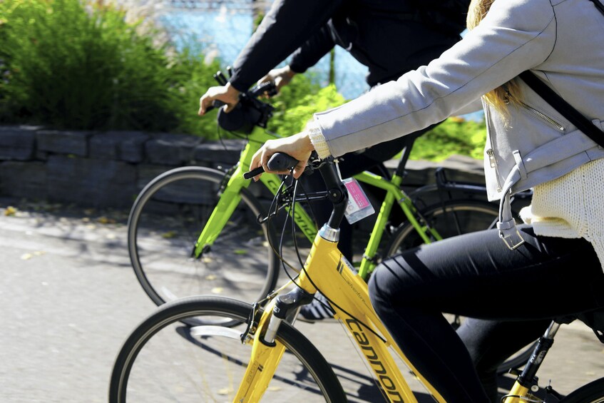 Una persona anda en bicicleta amarilla por un camino pavimentado. 4
