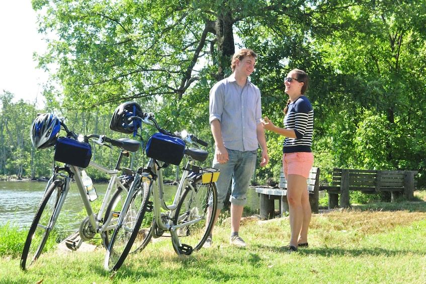 Dos personas junto a un lago con bicicletas. 1