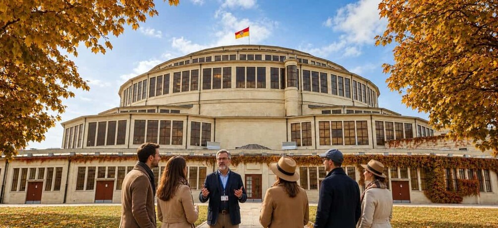 Een historisch gebouw met een ronde gevel en een vlag erop. 1