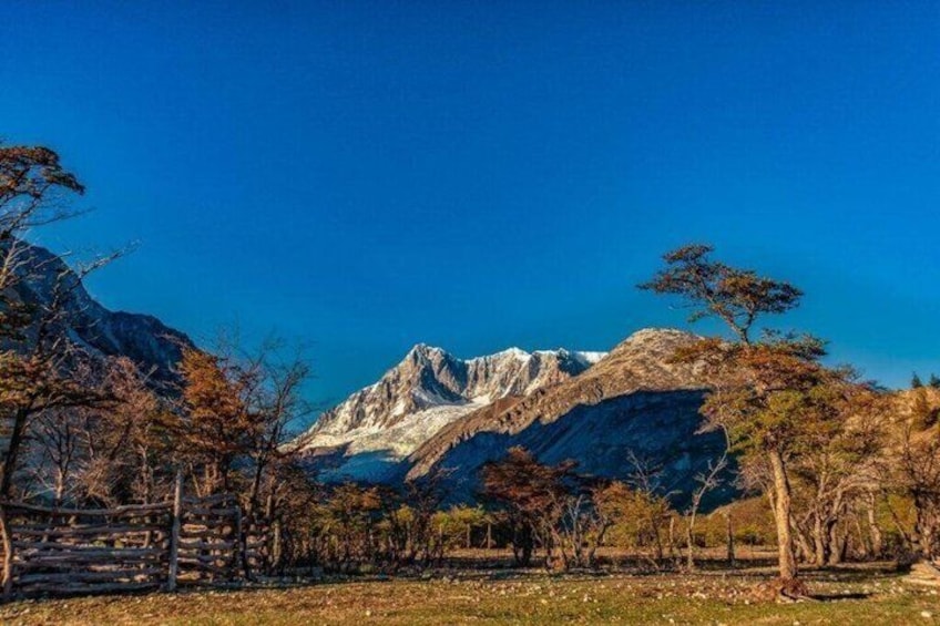 Une chaîne de montagnes avec une végétation clairsemée et un ciel bleu dégagé. 3