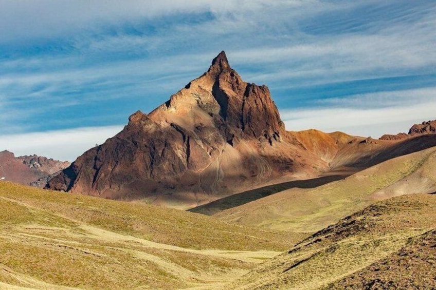 Un sommet montagneux escarpé, sous un ciel dégagé. 4