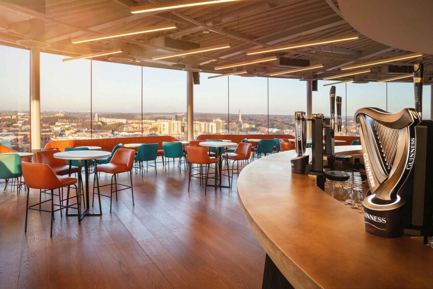 Un bar moderno con vista sulla città. 3