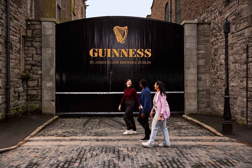 Un arco nero con il logo Guinness e un testo. 5