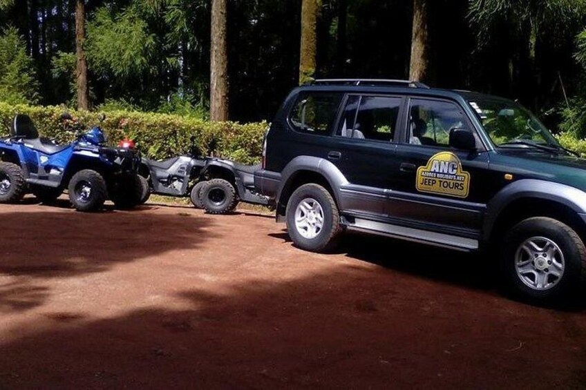Un SUV noir, orné d’un autocollant sur le côté indiquant « ANC Jeep Tours », était garé sur un chemin de terre, avec deux quads visibles à l’arrière-plan. 4