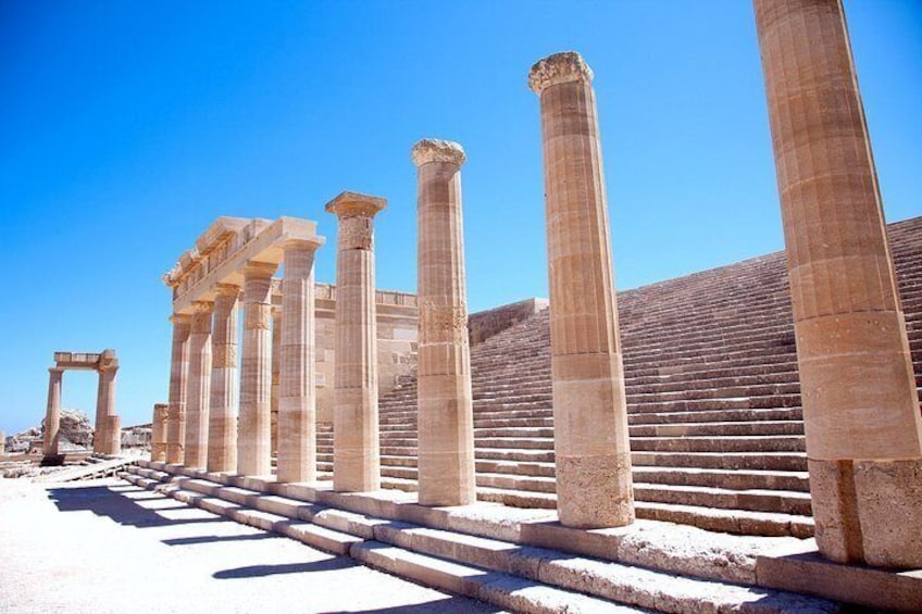 Ruines antiques avec des colonnes et des marches. 3
