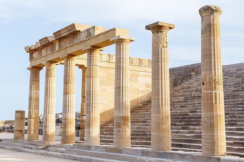 Colonnes et marches d’époque grecque antique. 4