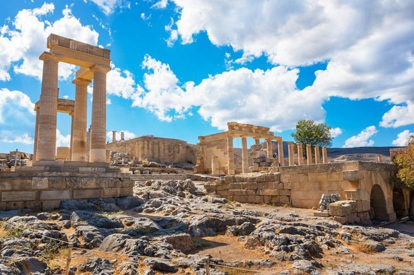 Des ruines antiques, avec des colonnes et des arches, sous un ciel dégagé. 1