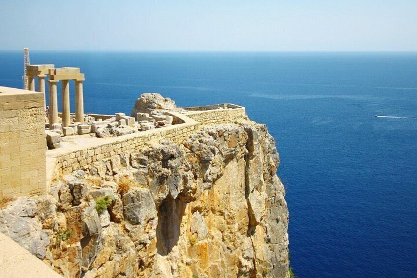 Des ruines antiques se dressent sur une falaise surplombant la mer. 2