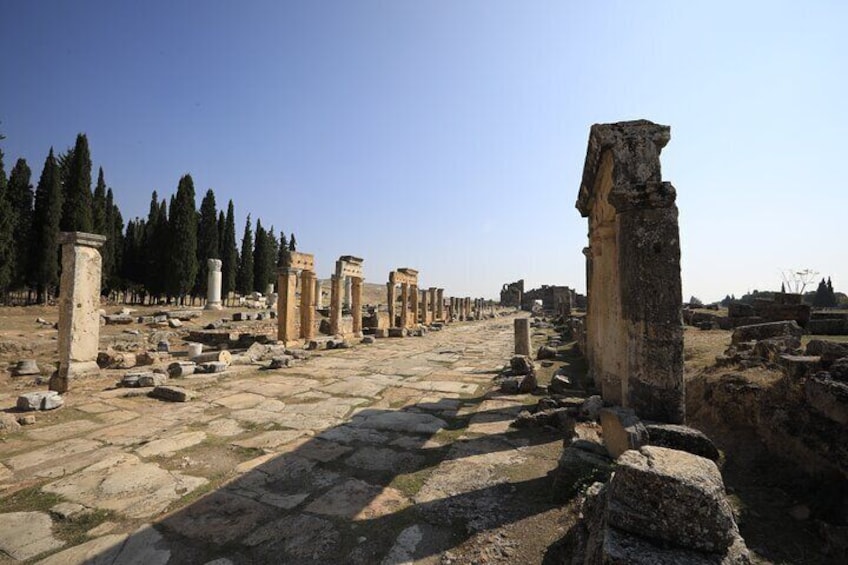 Rovine antiche con colonne e sentieri in pietra. 1