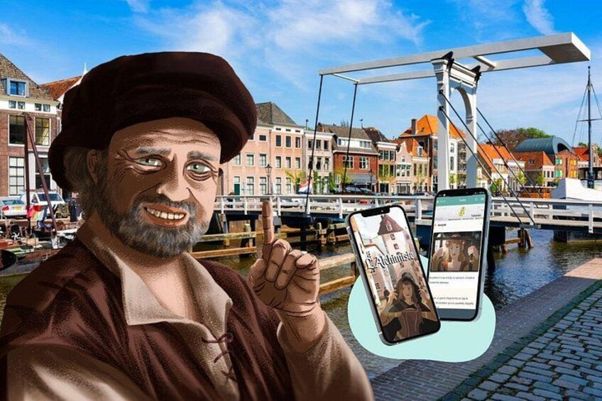 Una persona che tiene in mano uno smartphone con un'app di mappe, un canale con barche e edifici sullo sfondo. 1