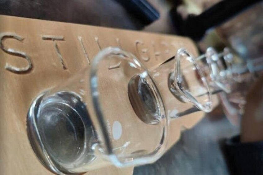 Un gros plan d’un objet en verre sur lequel on peut lire le mot « STILLING », le tout sur un fond en bois. 4