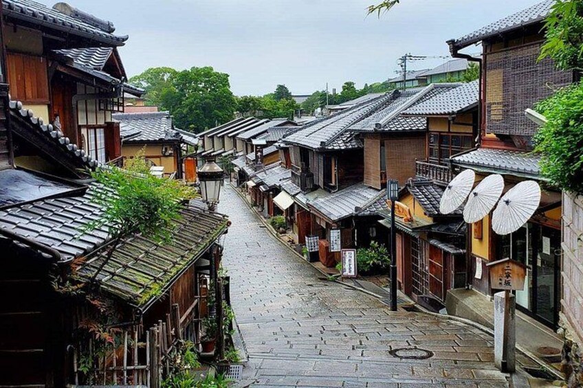 Ninenzaka is one part of a series of roads that snake from Maruyama Park up to Kiyomizu-dera temple. 4