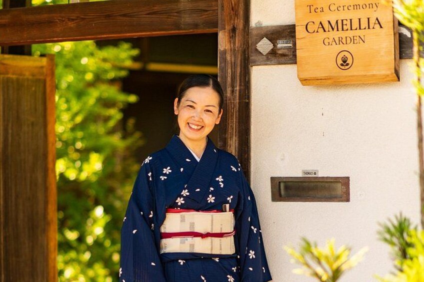 Our director welcomes guests to Garden Teahouse. 3