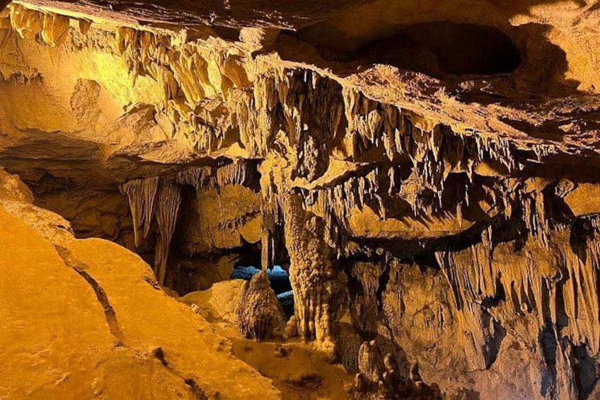 Eine Höhle mit Stalaktiten und Stalagmiten. 3
