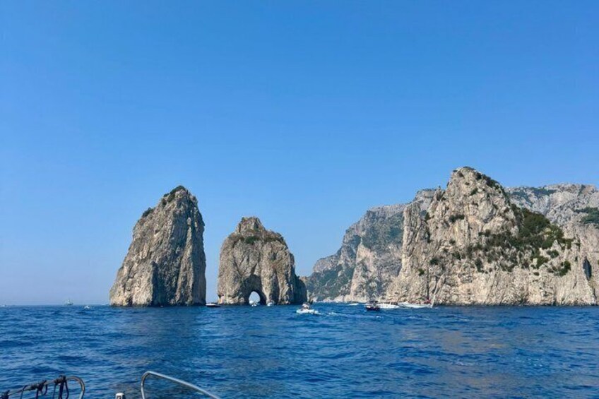Paesaggio costiero con formazioni rocciose e un mare blu cristallino. 1