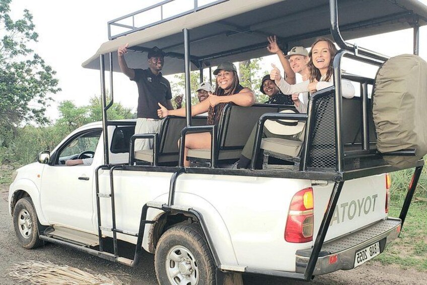 Un camionnette Toyota blanche avec des passagers à l’arrière. 3
