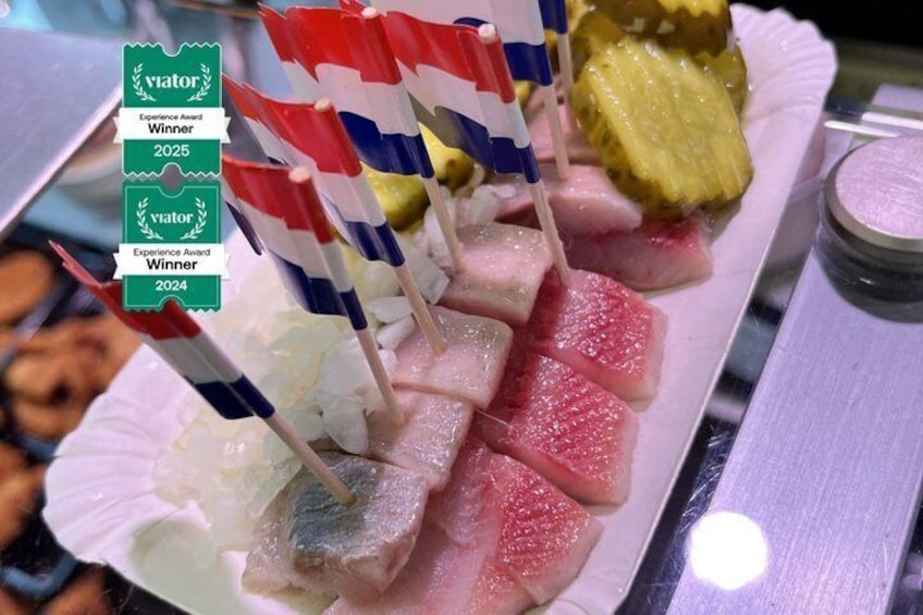 Un plato de helado con diseño de bandera, pepinillos y un tarro. 3