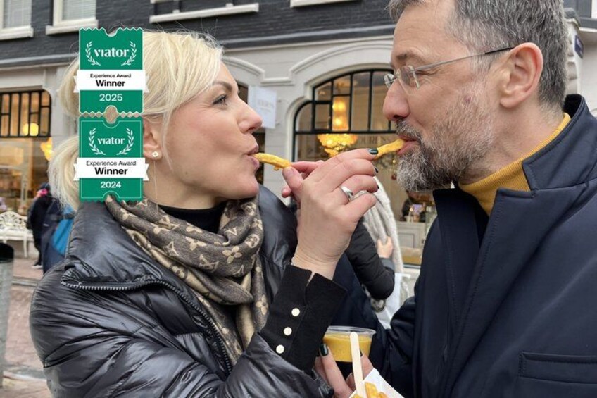 To personer spiser på en udendørs café. 3