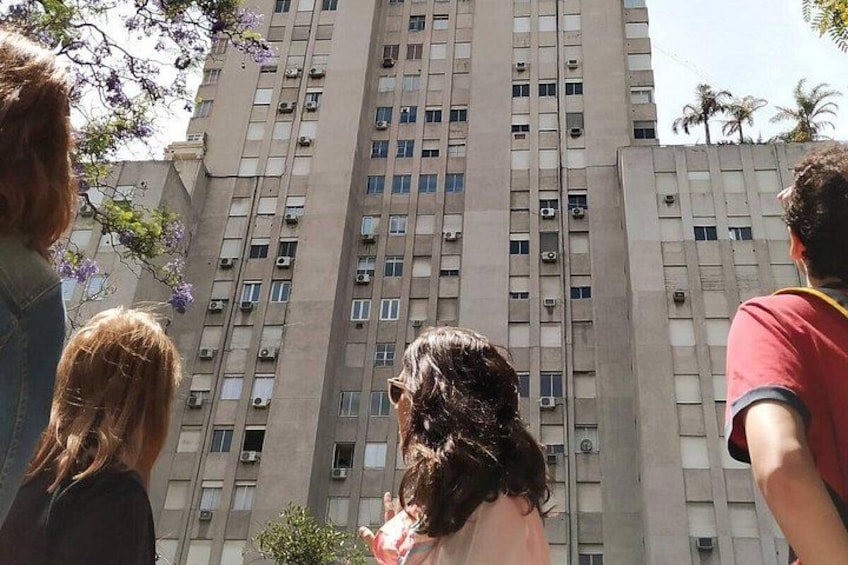 Un edificio alto con numerosas ventanas y unidades de aire acondicionado. 5