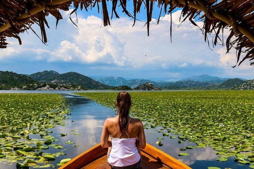 Une femme se trouve dans un bateau sur un lac, entouré de montagnes. 5