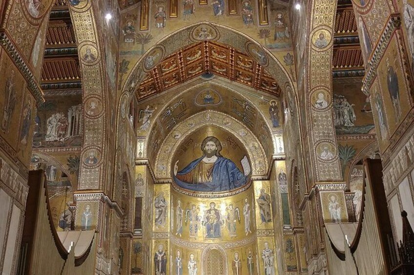 Un interior ornamentado con una figura central, mosaicos intrincados y elementos arquitectónicos detallados. 1