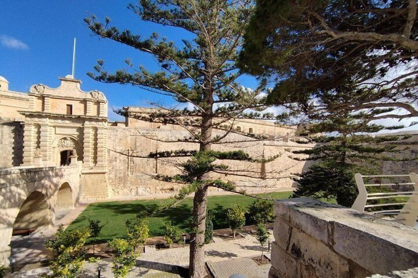 Una fortaleza histórica con muros de piedra, una torre de vigilancia y un puente. 5