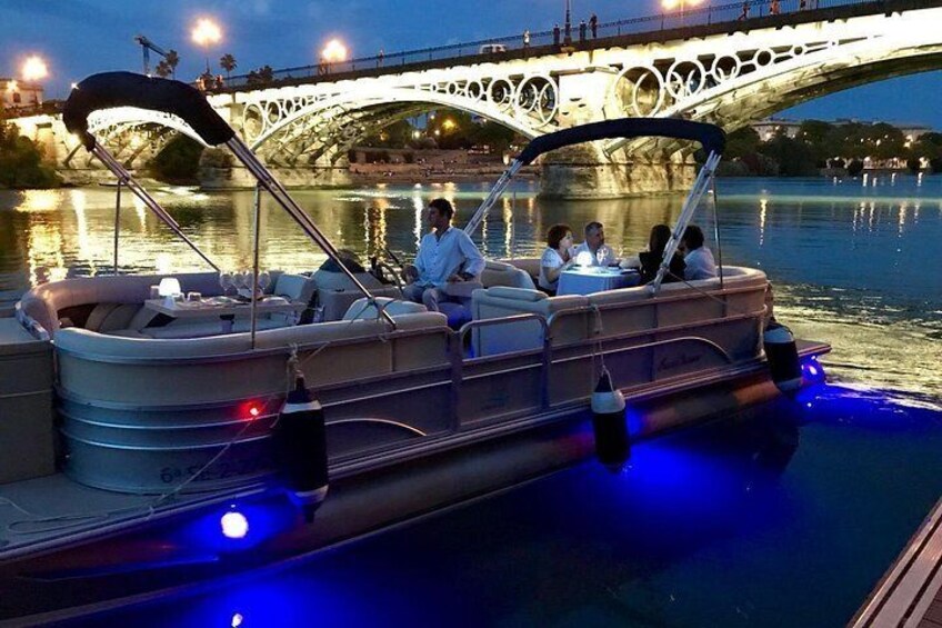 Un bote con personas, un puente al fondo y agua. 1