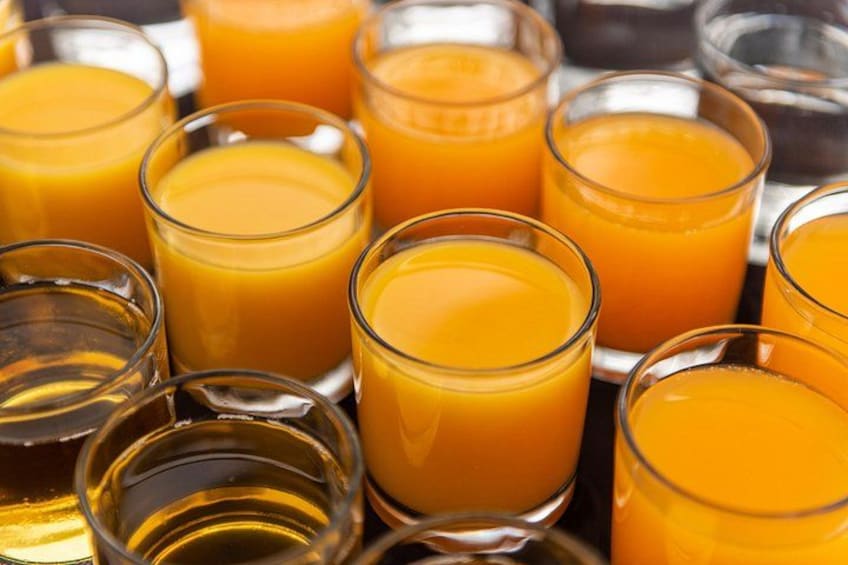Flera glas apelsinjuice. 3