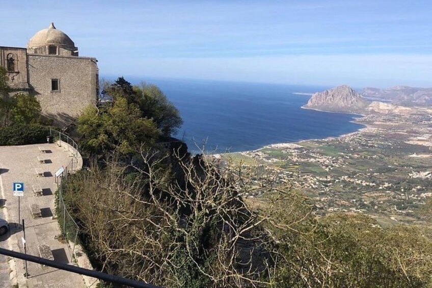 Une ville côtière qui se distingue par son église imposante, sa vue dégagée sur la mer et son paysage montagneux. 2