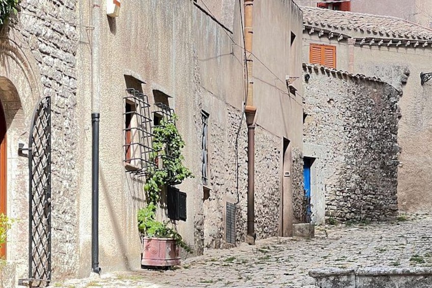 Cobbled alley 4