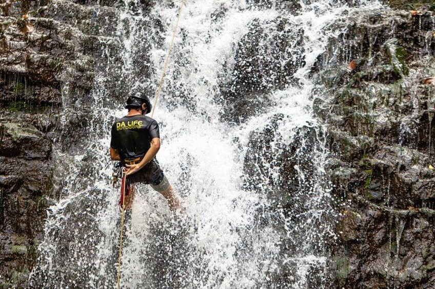 Iemand abseilt een waterval af. 3
