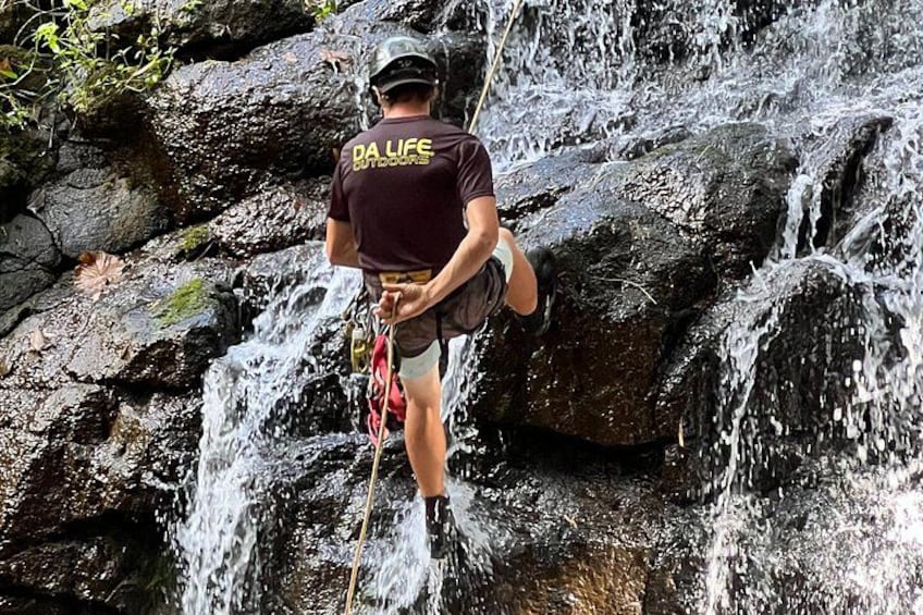 Iemand abseilt een waterval af. 5