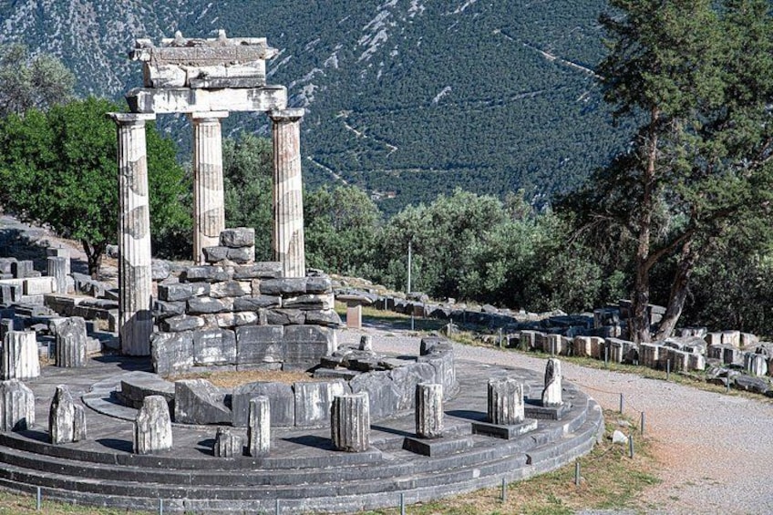 Ruines antiques, avec des colonnes et des structures en pierre, se dressant sur un fond de paysage montagneux. 4