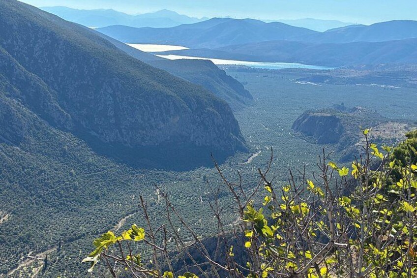 Un paysage montagneux comprenant une vallée, un lac et une zone boisée. 2