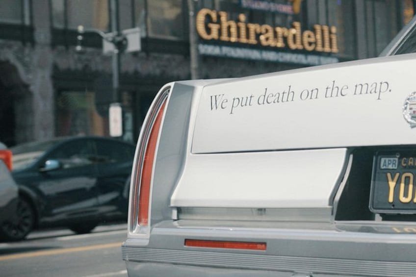 Ein Auto mit Kennzeichen und einer Heckstoßstange mit Schrift. 4