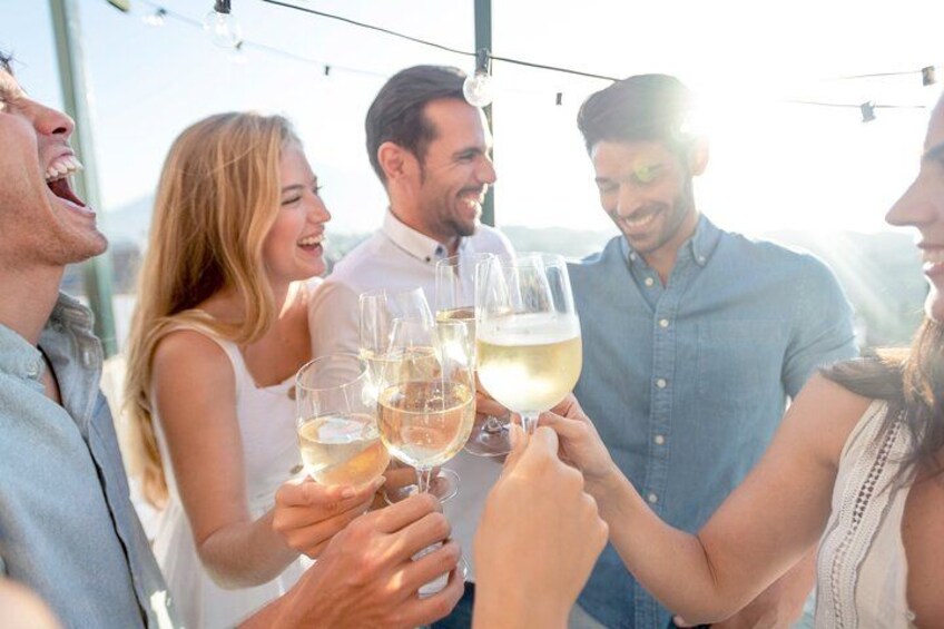 Un groupe de personnes trinquant avec des coupes de champagne. 3