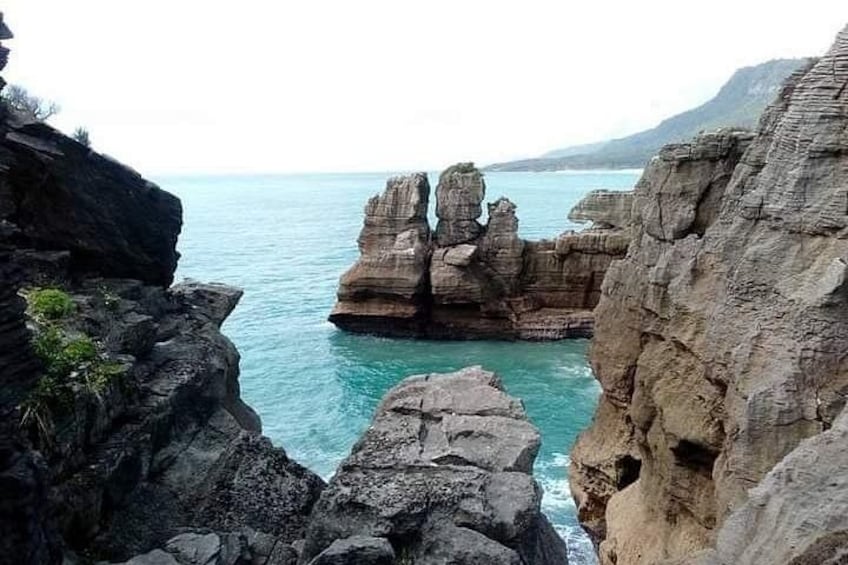 Un paisaje costero con acantilados rocosos y aguas turquesas cristalinas. 4