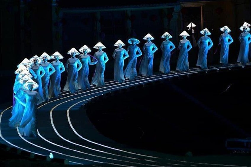 Watch a mesmerizing show of song and dance about Hoi An’s past 5