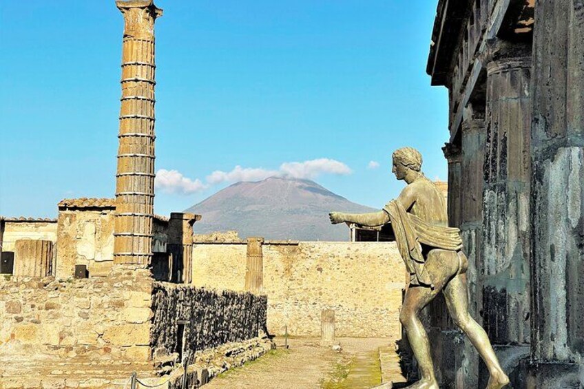 Una estatua, un pilar y una montaña al fondo. 3