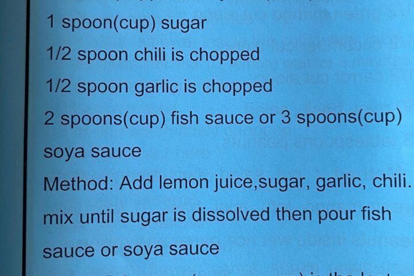 Ett recept med en lista över ingredienser och instruktioner för tillagningen. 2
