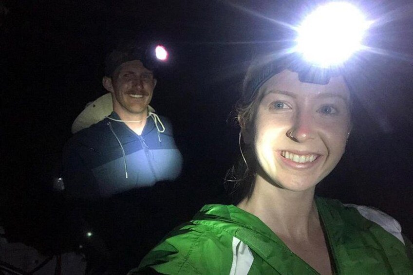 Une personne portant une veste verte et un lampadaire frontal. 2