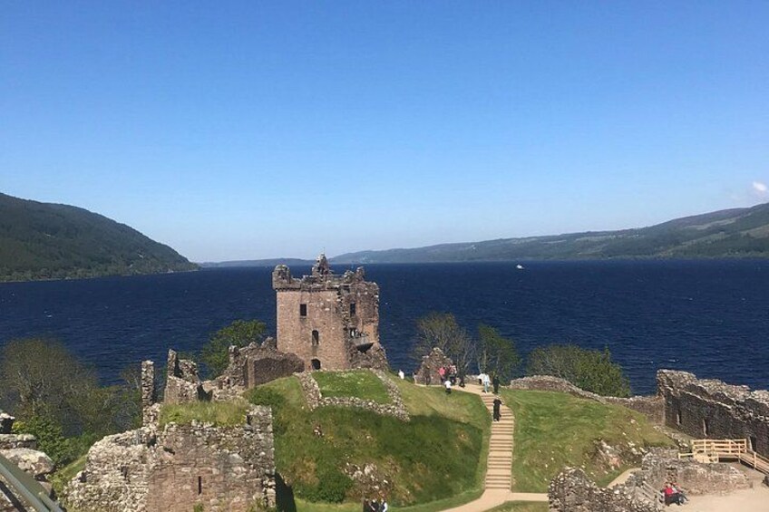 Un château en ruine, au bord d’un lac, sous un ciel dégagé. 3