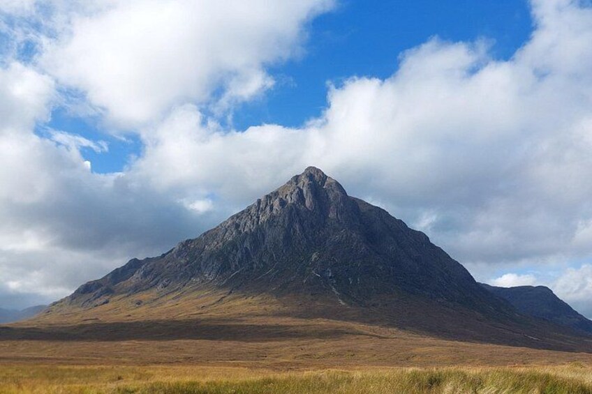Une montagne, avec un ciel dégagé et des nuages. 4