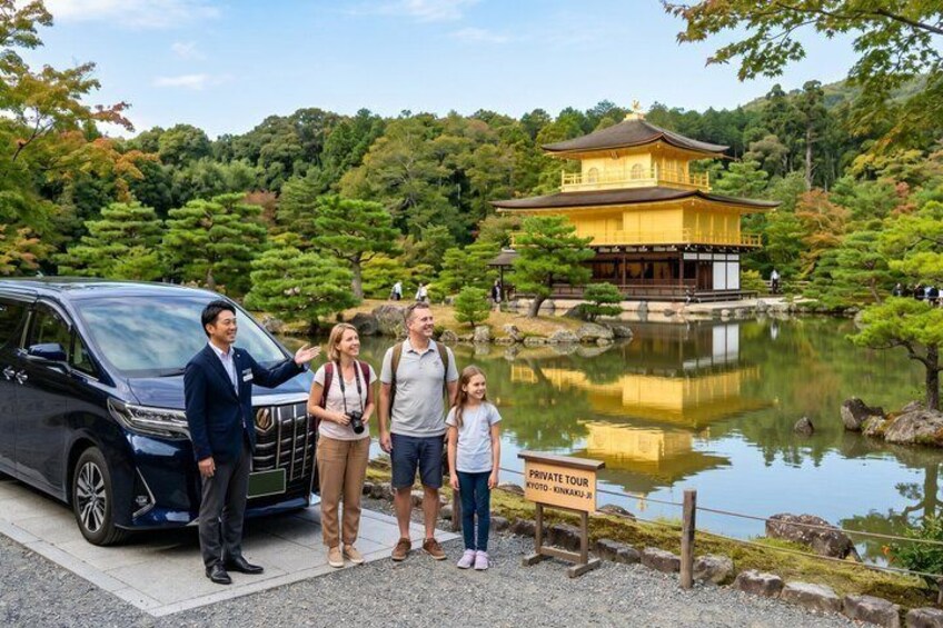 En familj står vid en bil framför en traditionell japansk byggnad med en damm. 1