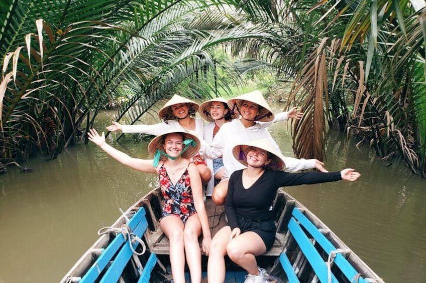 Un grupo de personas en un bote en un río rodeado de densa vegetación tropical. 1