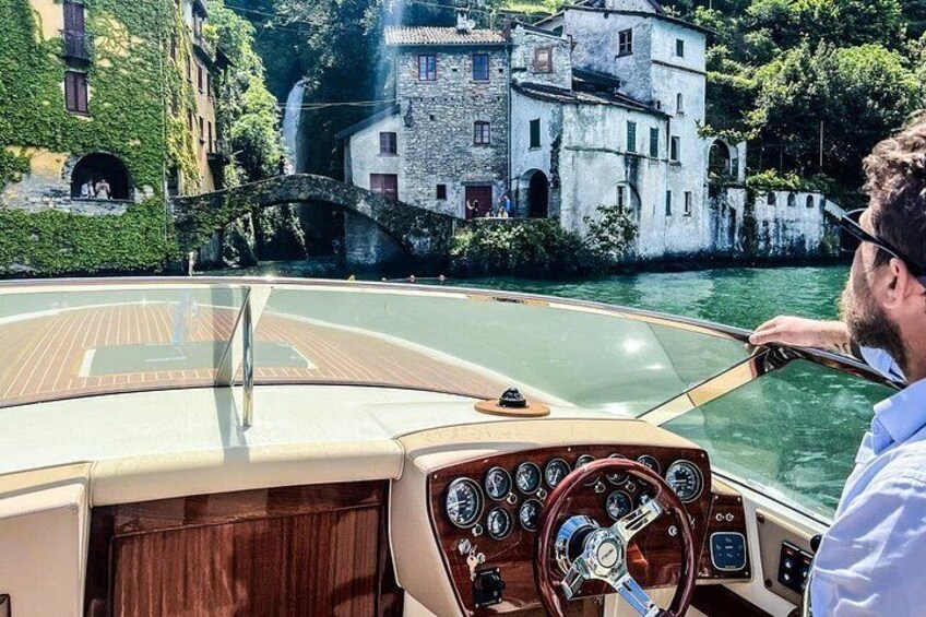 Interior de un barco con timón, tablero de control y cubierta de madera. 1
