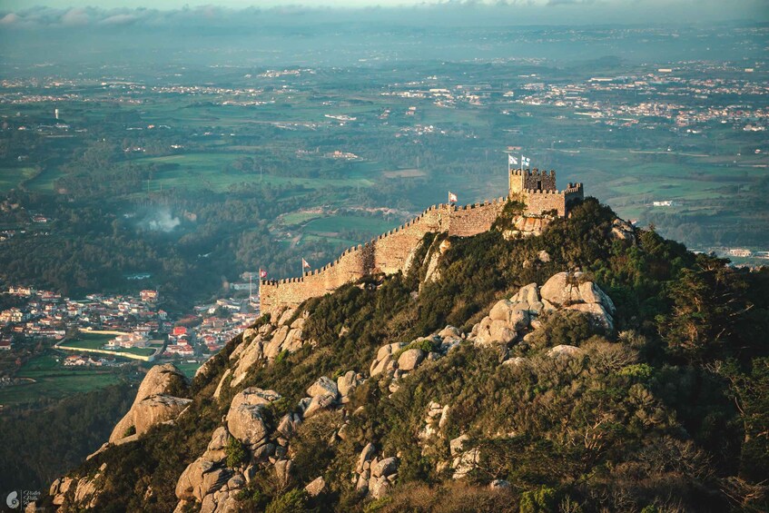 Un château perché sur une colline, dominant une ville. 2